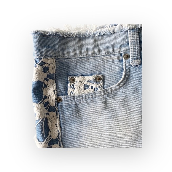 new LF Carmar ꕥ Floral Crochet Lace Cut Off Denim Shorts ꕥ White Lace Trim ꕥ 27 - Picture 6 of 15